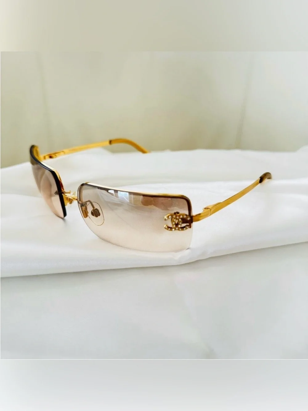 Like New 💫CHANEL Gold Gradient Rimless Logo Sunglasses